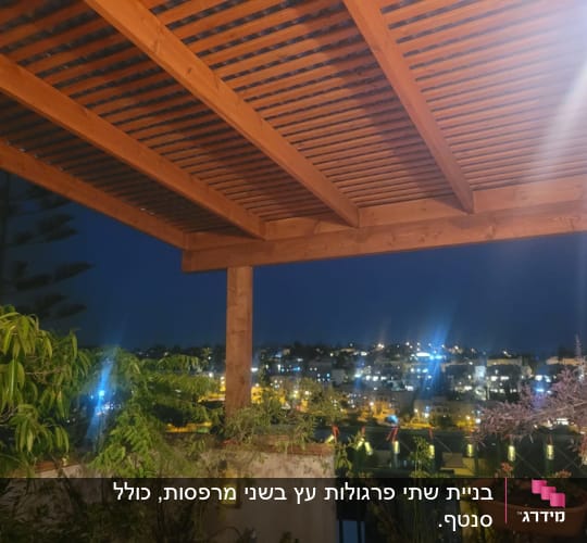 פרגולה מעץ עם צמחים מסביב